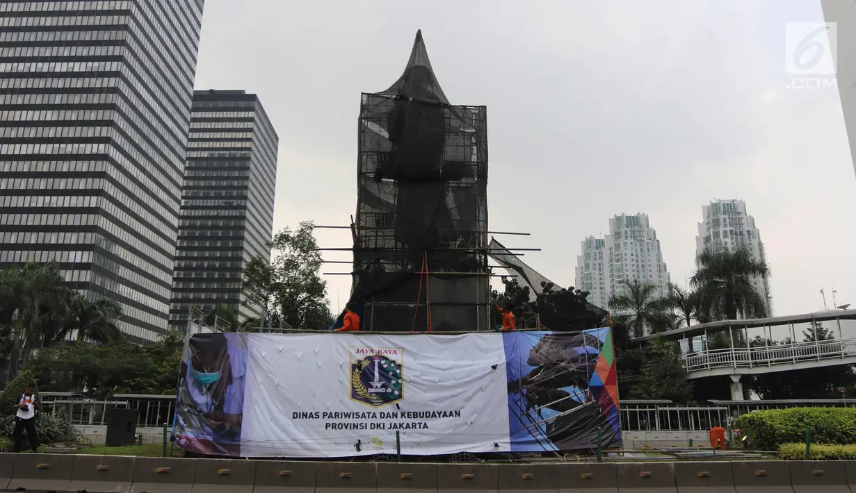 Petugas melakukan perawatan Patung Jenderal Sudirman di Jakarta, Senin (16/4). Perbaikan Patung tersebut untuk merawat agar patung tetap dalam kondisi baik dan tidak terjadi korosi karena faktor cuaca. (Liputan6.com/Arya Manggala)