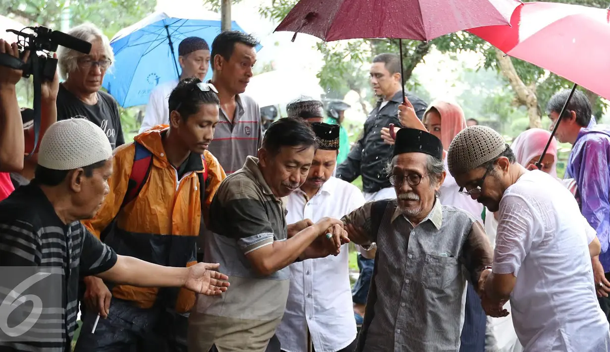 Suami aktris senior Shinta Muin, Abdul Muin Ahmad (kedua kanan) saat tiba di Taman Pemakaman Umum Karet Bivak, Jakarta, Rabu (21/9). Aktris senior Shinta Muin meninggal dunia di usia 68 tahun. (Liputan6.com/Herman Zakharia)