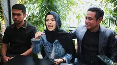Artis Nikita Mirzani didampingi kuasa hukum, Ferry Mahendra memberikan keterangan usai menjalani pemeriksaan terkait penggelapan barang-barang milik Dipo Latief di Polres Metro Jakarta Selatan, Selasa (2/10). (Liputan6.com/Faizal Fanani)