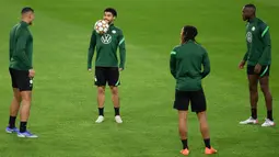 Para pemain Wolfsburg mengikuti sesi latihan di Seville, Spanyol, 22 November 2021. Wolfsburg akan menghdapi Sevilla pada pertandingan sepak bola Grup G Liga Champions. (JORGE GUERRERO/AFP)
