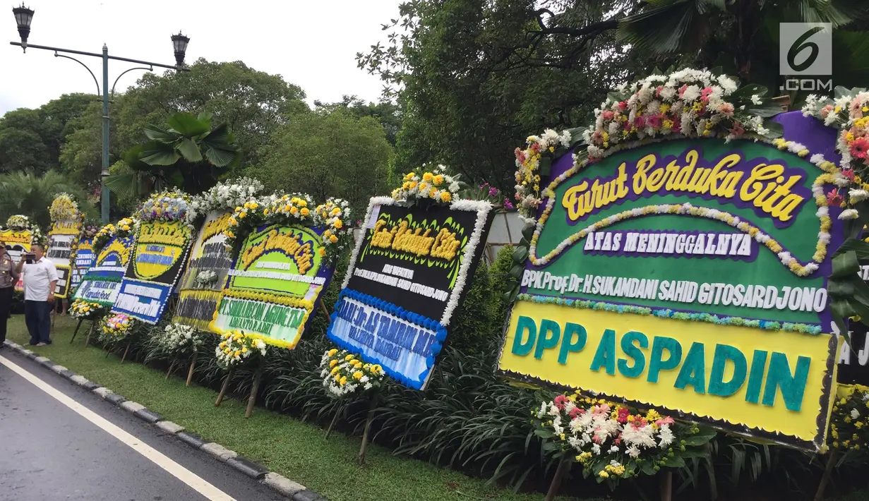 Deretan karangan bunga untuk almarhum Sukamdani Sahid Gitosardjono terpampang di sepanjang Jalan Imam Bonjol, Jakarta, Kamis (21/12). Sebagai penghormatan terakhir, jenazah Sukamdani dimakamkan dengan upacara militer. (Liputan6.com/Immanuel Antonius)