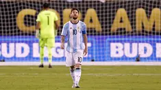Penyerang Argentina, Lionel Messi berjalan penuh kecewa usai gagal mengeksekusi tendangan penalti pada Final Copa America 2016 di MetLife Stadium, AS, Senin (27/6). Argentina Tumbang lewat Adu penalti atas Chile 4-2. (Adam Hunger-USA TODAY Sports)