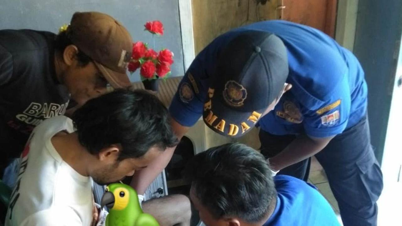 Petugas Damkar Cilacap memotong cincin menjepit alat vital seorang pria. (Foto: Damkar Cilacap/Yadin H)