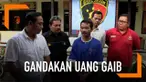 Seorang pria mengaku jenderal bintang tiga mengaku bisa menggandakan uang gaib.