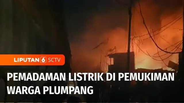 Suasana di kawasan pemukiman warga di sekitar lokasi kebakaran Depo Pertamina Plumpang, Jakarta Utara, gelap, Jumat malam. Pemadaman aliran listrik dilakukan PLN untuk mengantisipasi hal yang tidak diinginkan.