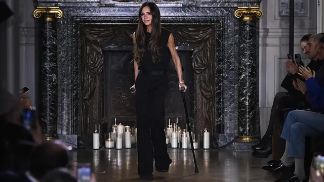 Masih Pakai Kulit Hewan, Show Victoria Beckham di Paris Fashion Week Diserobot Aktivis