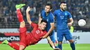 Thailand menyegel gelar ketujuh mereka di Piala AFF setelah menang 1-0 atas Vietnam dalam leg kedua final Piala AFF 2022 di Thammasat Stadium, Pathum Thani, Senin (16/1/2023). (AFP/Lillian Suwanrumpha)