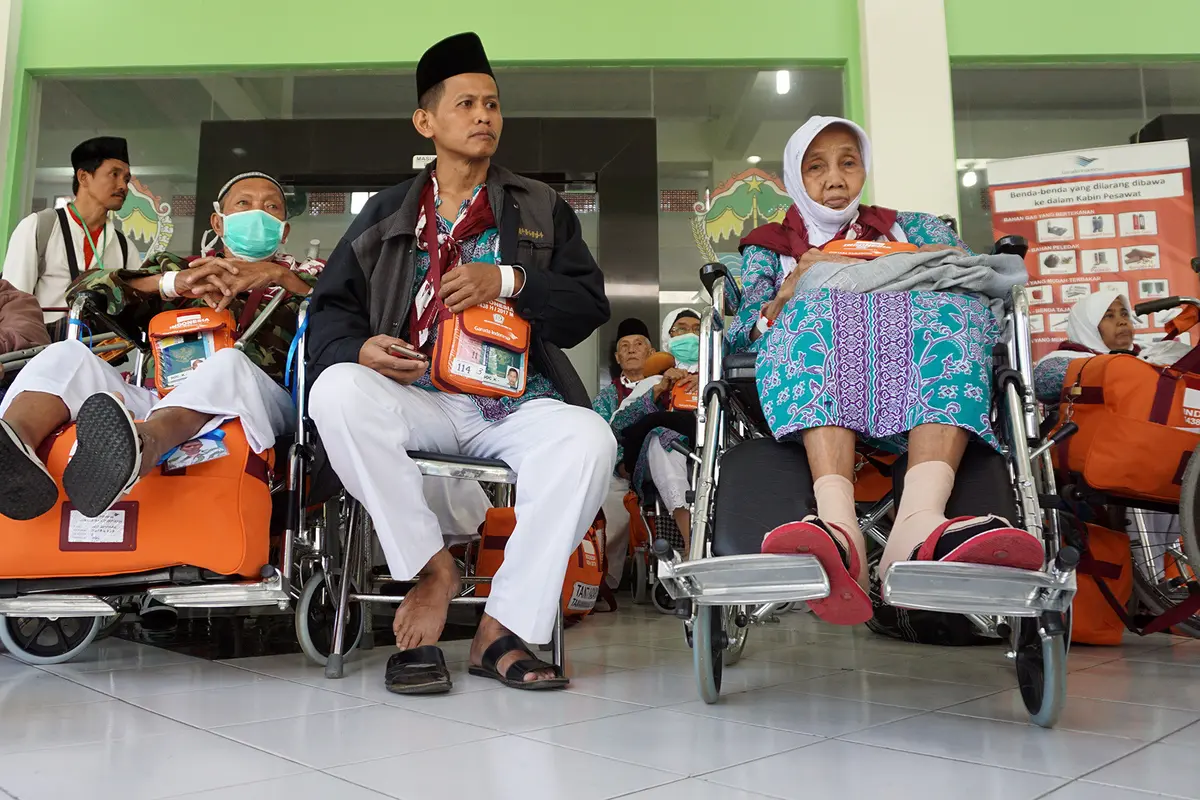 Kondisi sakit menyebabkan sejumlah jemaah haji asal Kebumen memakai alat bantu kursi roda