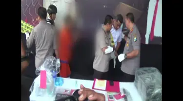 Polisi menduga adanya latar belakang hubungan asmara sejenis dalam kasus pembunuhan guru tari asal Kediri itu.