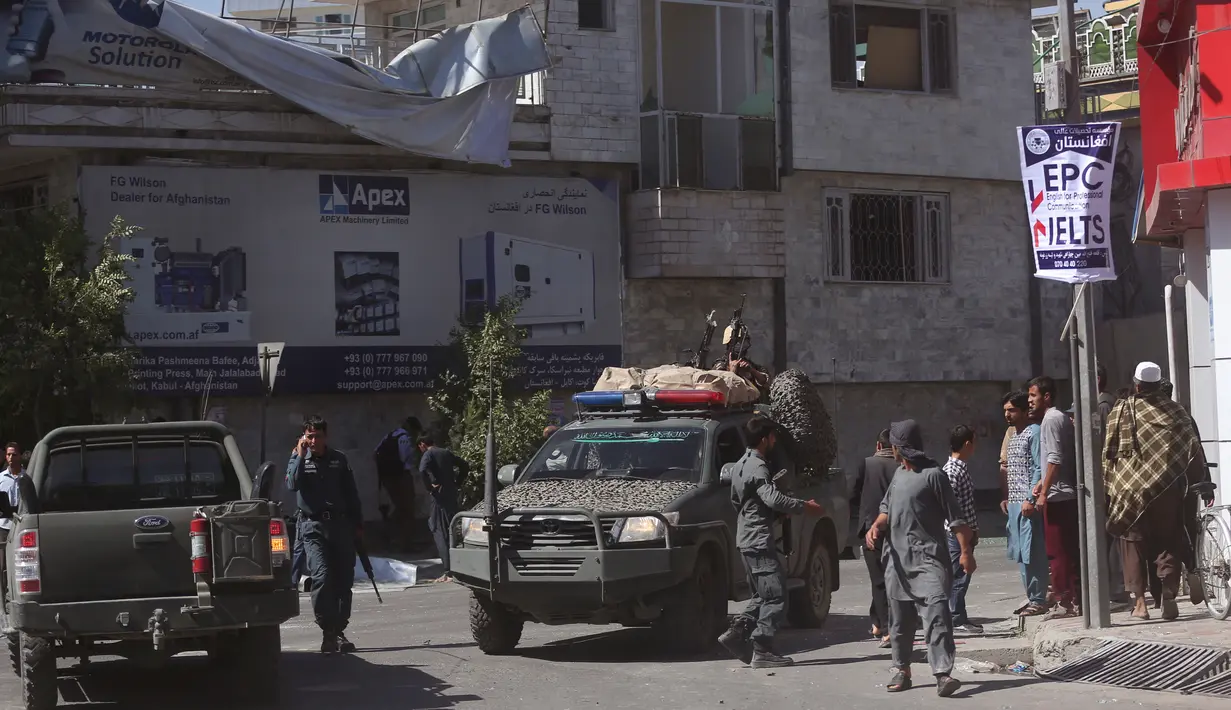 Pasukan keamanan memeriksa lokasi serangan bunuh diri di Kabul pada minggu pertama Ramadan, Afghanistan, Rabu (31/5). Pihak berwenang mengatakan setidaknya 67 orang yang terluka telah dibawa ke RS di sekitar Kabul. (AP Photos / Massoud Hossaini)