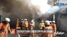 Kebakaran terjadi di gudang kembang api di kawasan Pasar Pagi Asemka, Jakarta Barat. Belum diketahui pasti penyebab terjadinya kebakaran tersebut terjadi.