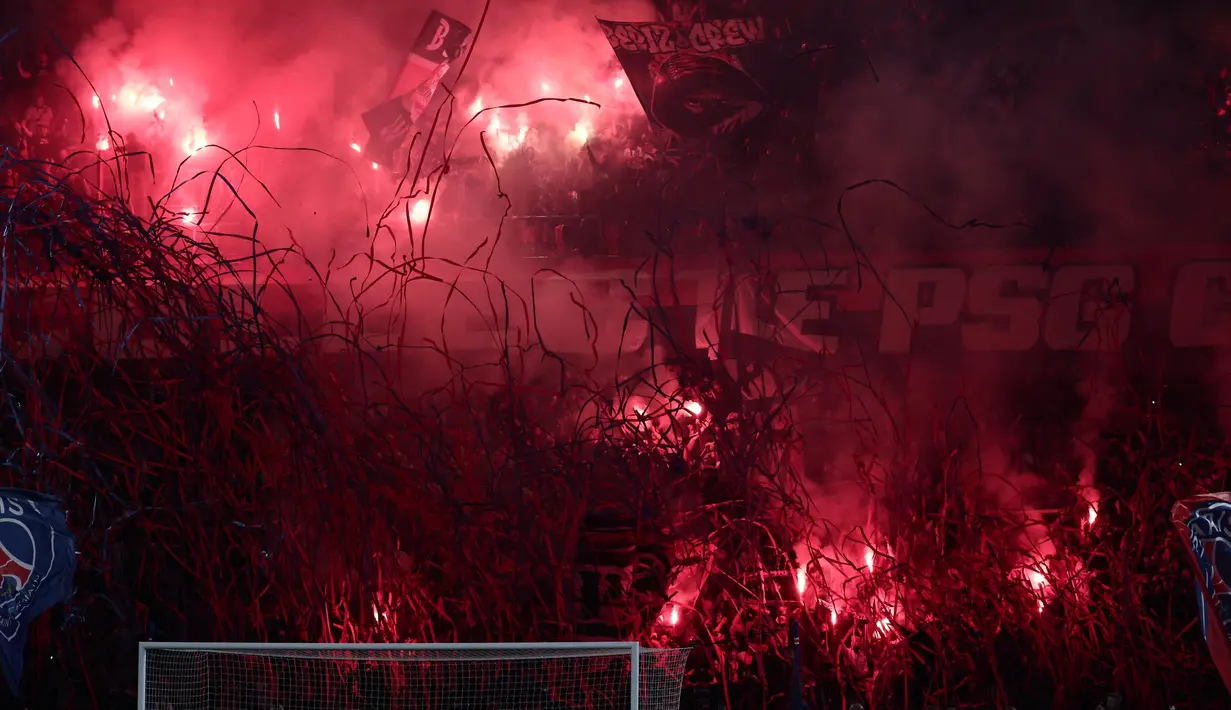 Pendukung Paris Saint-Germain (PSG) merayakan kemenangan Les Parisiens atas Arsenal pada pertandingan leg kedua semifinal Liga Champions 2024/2025 di Stadion Parc des Princes, Paris, pada 7 Mei 2025 waktu setempat atau Kamis (8/5/2025) WIB dini hari. (Thibaud MORITZ/AFP)