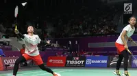 Ganda putri Indonesia, Della Destiara Haris/Rizki Amelia Pradipta mengembalikan kok ke arah pemain Korsel, Baek Hana/Kim Hyerin pada perempat final Bulutangkis Beregu Putri Asian Games 2018 di Jakarta, Senin (20/8). (Liputan6.com/Helmi Fithriansyah)