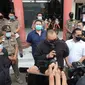 Polisi menangkap Putu Aribawa, pelaku provokasi yang menghasut dan menyebut para pengunjung mal di Surabaya, yang memakai masker adalah orang goblok dan tolol. (DIan Kurniawan/Liputan6.com))