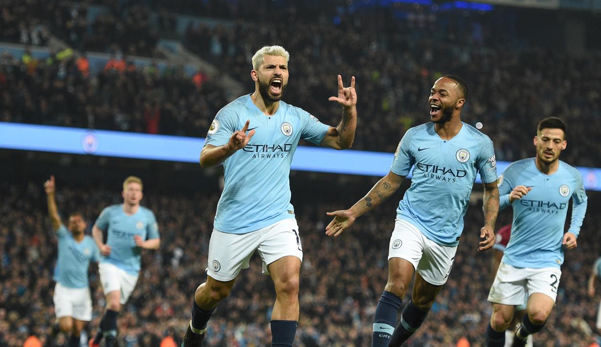 Selebrasi gol tunggal Sergio Aguero pada laga lanjutan Premier League yang berlangsung di Stadion Etihad, Manchester, Kamis (28/2). Manchester City menang 1-0 atas West Ham United. (AFP/Lindsay Parnaby)