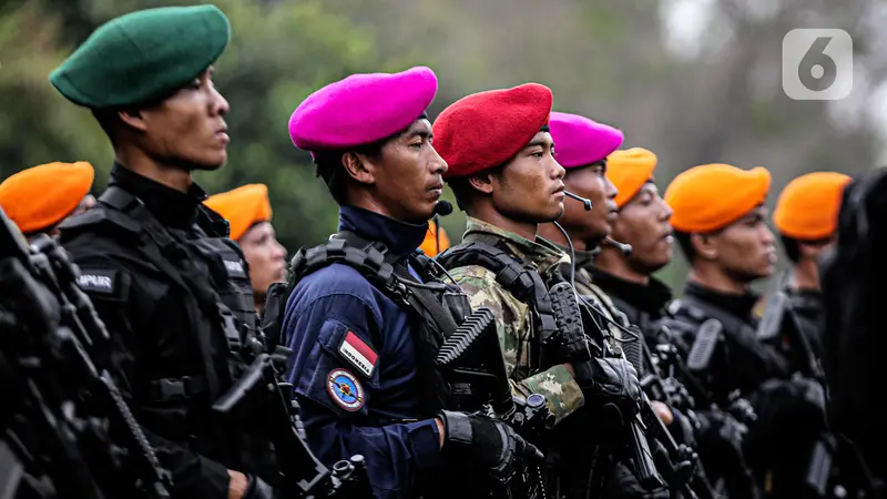 Presiden Jokowi Saksikan Defile Tiga Matra TNI