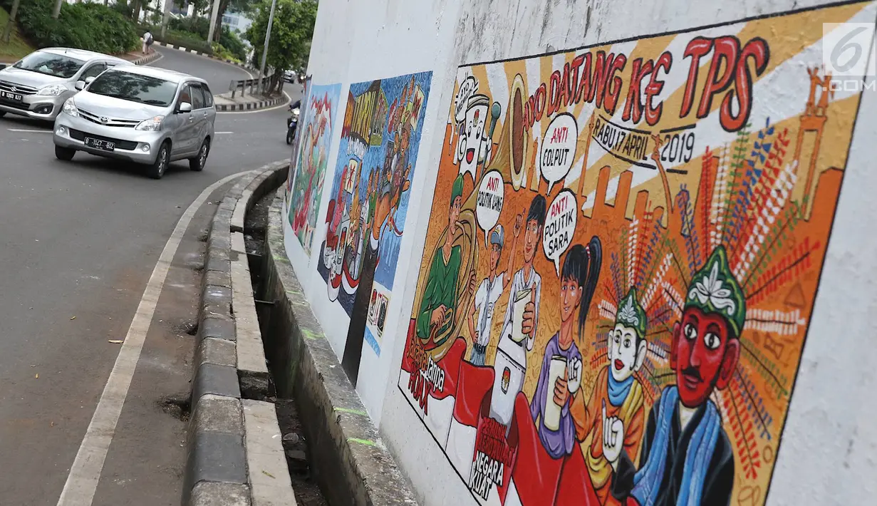 Kendaraan melintasi mural bertema Pemilu 2019 di kawasan Dukuh Atas, Jakarta, Senin (1/4). Mural-mural tersebut dibuat dalam rangka menyukseskan Pemilu yang akan berlangsung pada 17 April 2019 mendatang. (Liputan6.com/Immanuel Antonius)