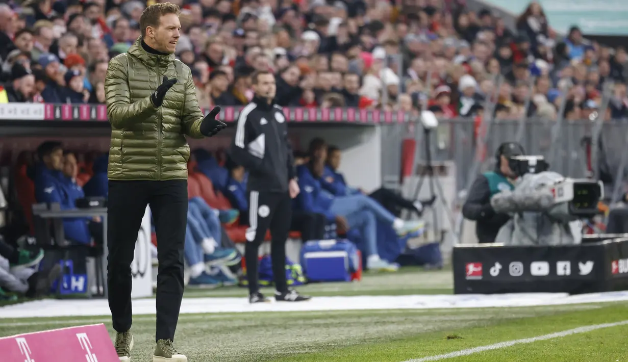 Pelatih Bayern Munchen  Julian Nagelsmann memberi isyarat selama pertandingan divisi pertama Jerman Bundesliga menghadapi VfL Bochum 1848 di Munich, Jerman selatan pada 11 Februari 2023. Pemecatan Nagelsmann selain karena loyo di Bundesliga diduga juga karena hubungan kurang baik dengan pemain-pemain senior termasuk kiper Manuel Neuer. (Michaela Rehle / AFP)