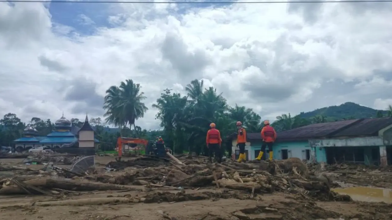 Alat berat sedang mencari korban yang hilang terdampak banjir bandang di Salareh Aia, Kecamatan Palembayan, Kabupaten Agam, Sumatera Barat (Sumbar).