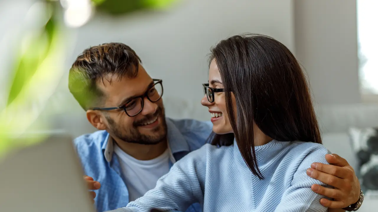 perempuan dan pasangan 8 juli tatapan