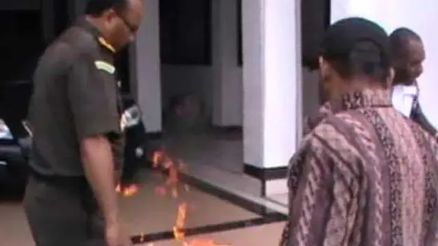 Tak Lolos Jadi Jaksa, Dua Pria di Papua Bakar Baju Dinas