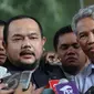 Buni Yani memberikan keterangan sebelum memasuki kantor Bareskrim Polri, Jakarta, Kamis (10/11). Buni Yani akan dimintai keterangan sebagai saksi dalam kasus dugaan penistaan agama oleh Basuki Tjahaja Purnama alias Ahok.(Liputan6.com/Faizal Fanani)