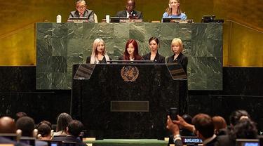 Setelah BTS, kini giliran aespa yang tampil di forum tahunan PBB pada 5 Juli 2022. Keempat member hadir di markas besar PBB, New York, Amerika Serikat dengan memakai busana hitam formal. (Liputan6.com/IG/@smtown)
