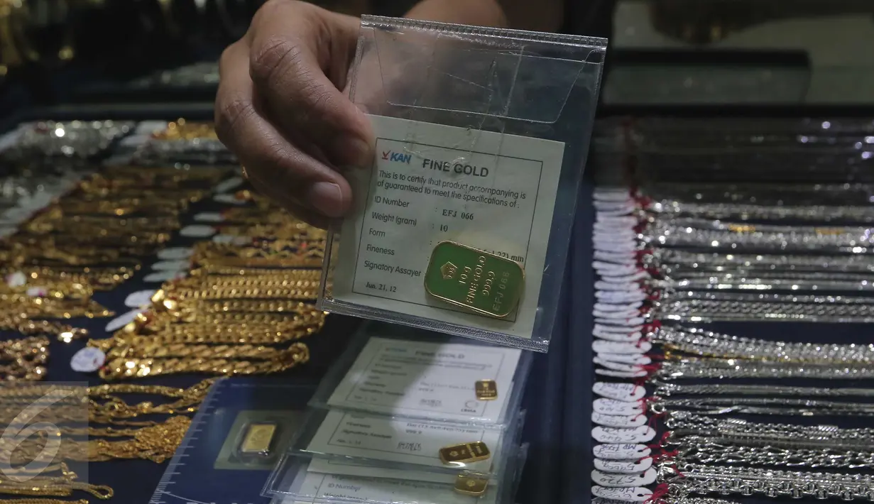 Pedagang menunjukan emas batangan 10 gram di pusat penjualan emas kawasan Cikini, Jakarta, Senin (12/10/2015). Harga emas yang dijual PT Antam Tbk hari ini turun Rp11.000 ke Rp556.000 per gram dari sebelumnya Rp567.000 per gram.(Liputan6.com/Angga Yuniar)