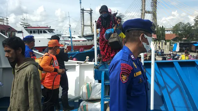 Penyemprotan disinfektan yang dilakukan tim penanganan Covid-19 di Kendari.(Liputan6.com/Ahmad Akbar Fua)