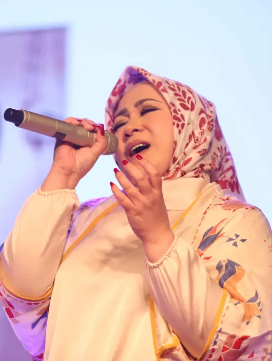 Kesulitan begitu dirasakan oleh pencipta yang telah menelurkan banyak lagu hits tersebut. Lagu berjudul Memangnya Kenapa Bila Aku Perempuan? menurutnya bisa mewakili sosok Kartini, tapi juga bisa diterima jaman sekarang. (Nurwahyunan/Bintang.com)
