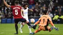 Pemain Real Madrid Marcelo (tengah) diblok oleh pemain Osasuna David Garcia (kiri) dan kiper Sergio Herrera pada pertandingan La Liga Spanyol di Stadion Santiago Bernabeu, Madrid, Spanyol, 27 Oktober 2021. Pertandingan berakhir 0-0. (AP Photo/Jose Breton)