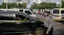 Polisi memeriksa kendaraan travel gelap yang disita jajaran Direktorat Lalu Lintas Polda Metro Jaya, Jakarta, Kamis (29/4/2021). Sebanyak 115 kendaraan travel gelap diamankan karena diduga kuat mengangkut pemudik di tengah masa pengetatan larangan mudik 2021. (Liputan6.com/Faizal Fanani)