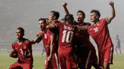 Usai mencetak gol para pemain Timnas Indonesia langsung mengejar Hansamu Yama untuk merayakan gol kemenangan tersebut. (Bola.com/Peksi Cahyo)