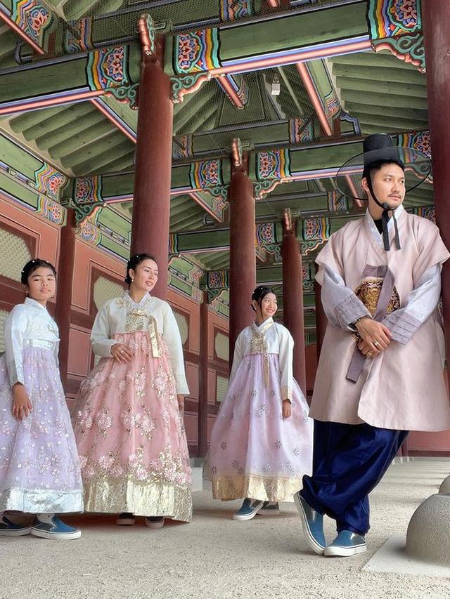 Potret Angga Wijaya Liburan Bareng Anak dan Istri di Korea, Penuh Cinta