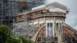 Kondisi Katedral Notre-Dame yang tengah dipugar di Paris, Prancis, Senin (27/4/2020). Renovasi Katedral Notre-Dame dilanjutkan kembali setelah sempat dihentikan sejak 17 Maret lalu akibat epidemi COVID-19. (Xinhua/Aurelien Morissard)