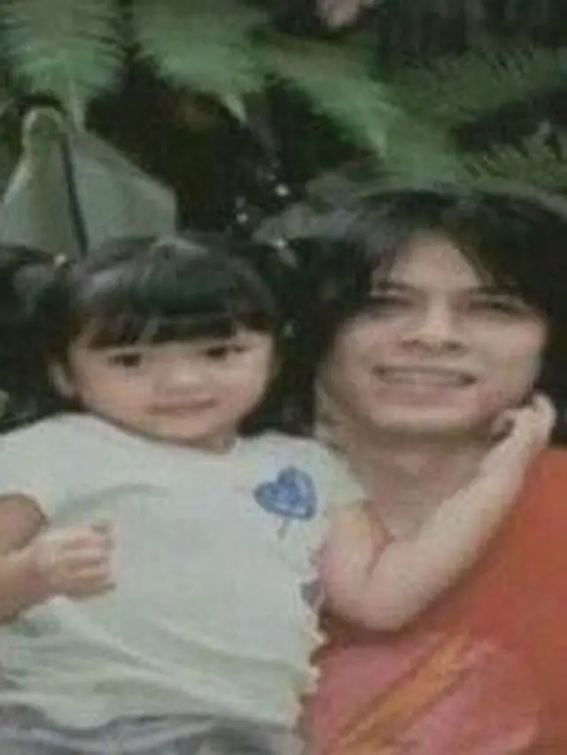 6 Foto Lawas Ariel Noah Saat Dulu Asuh Alleia Kecil, Penuh Perhatian