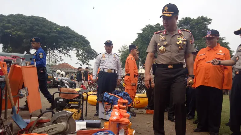 Kapolda Jabar Irjen Pol. Agung Budi Maryoto melakukan pengecekan kesiapan pengaman Natal dan Tahun Baru 2019 di Pospam Limbangan, Garut