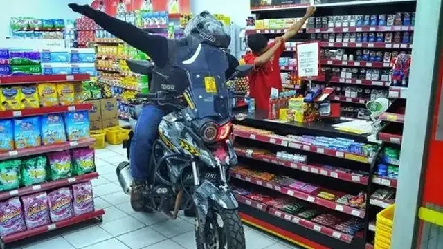 foto: Facebook/@INDOMARET,,KARYAWAN dan KELUHANNYA