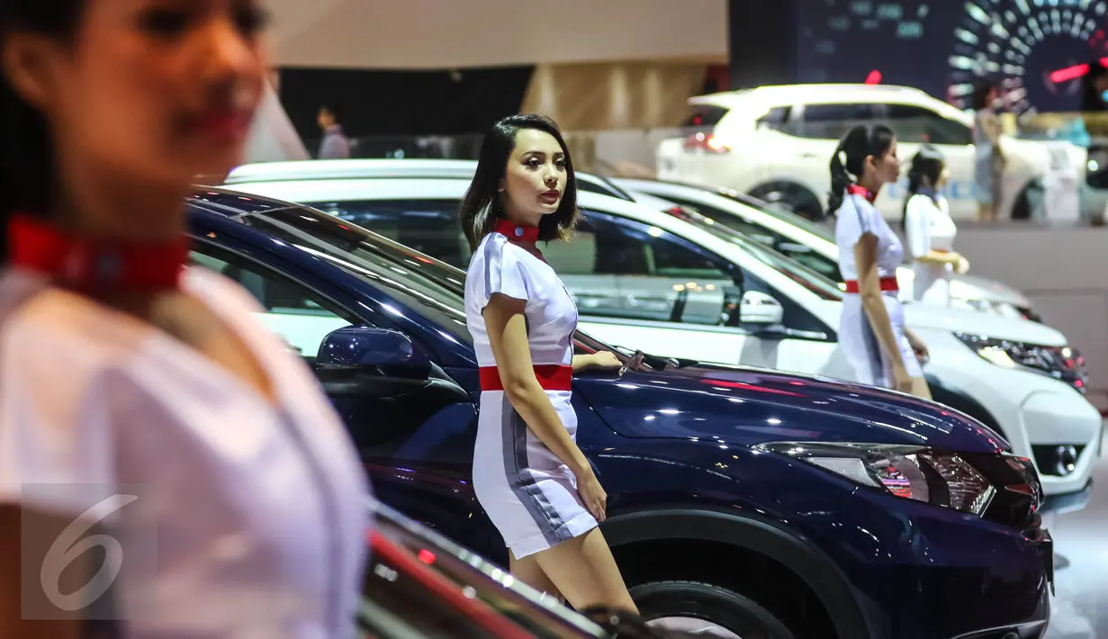 Model berdiri di samping mobil Honda saat pameran otomotif Gaikindo Indonesia International Auto Show (GIIAS) di ICE BSD, Tangerang Selatan, (11/08). (Liputan6.com/Fery Pradolo)