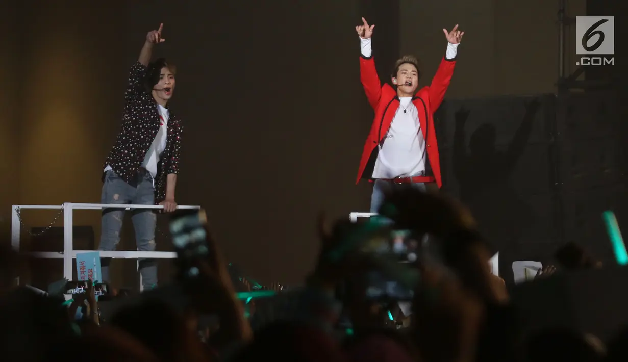 Aksi panggung Minho dan Jonghyun SHINee dalam konser bertajuk SHINee World V di JIExpo Kemayoran, Jakarta, 12 November 2016. Jonghyun SHINee dikabarkan meninggal dunia karena bunuh diri menghirup karbon monoksida berlebih. (Liputan6.com/Herman Zakharia)