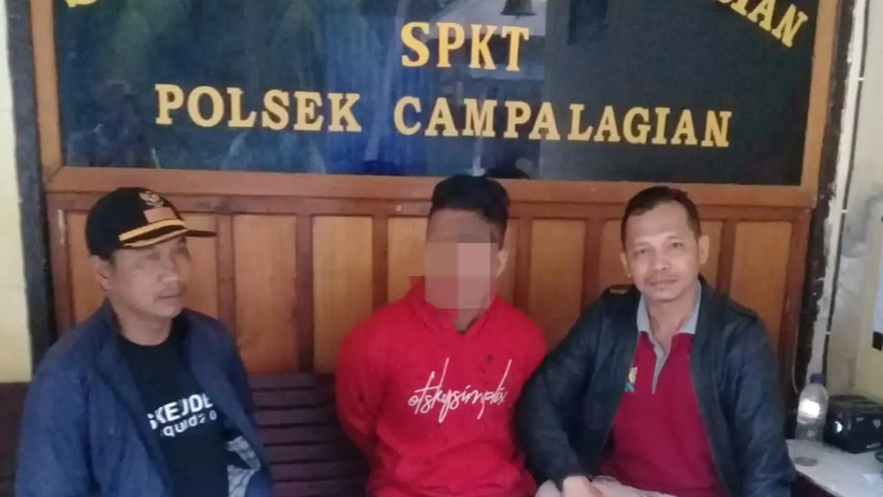 Polisi menahan terduga pelaku begal payudara santri di Polewali Mandar. (Foto: Liputan6.com/Isitimewa/Rajab Umar)
