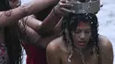 Wanita Hindu Nepal mandi suci di sungai Bagmati selama festival Rishi Panchami di Kathmandu (3/9/2019). Di festival ini para wanita berpuasa di siang hari dan berdoa untuk umur panjang untuk suami mereka. (AFP Photo/Prakash Mathema)