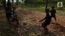 Anak-anak bermain sepak bola di lahan kebun Karet desa Cibodas, Bogor, Jawa Barat Sabtu (4/9/2021). Meskipun lapangan sepak bola seadanya berada di lahan Kebun karet, anak-anak bermain dengan semangat berlatih dan sering ikut turnamen antar kampung. (merdeka.com/Imam Buhori)