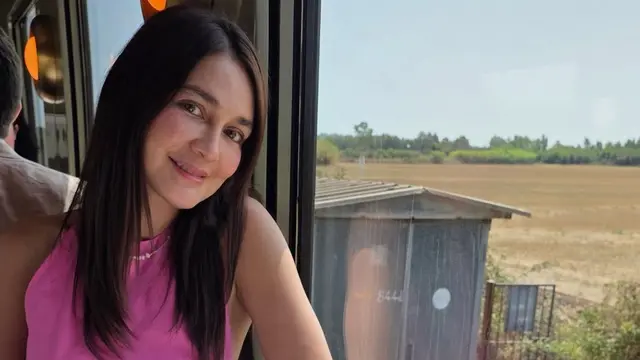 Luna Maya pakai baju pink saat Honeymoon Naik Kereta Sleeper Mewah di Italia. [@bouttier_maxime]