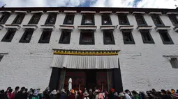 Pengunjung menunggu untuk memasuki Istana Potala di Lhasa, ibu kota Daerah Otonom Tibet, China barat daya (3/6/2020). Pengunjung harus terlebih dahulu melakukan pemesanan secara daring (online) dan jumlah mereka akan dibatasi dengan ketat. (Xinhua/Chogo)