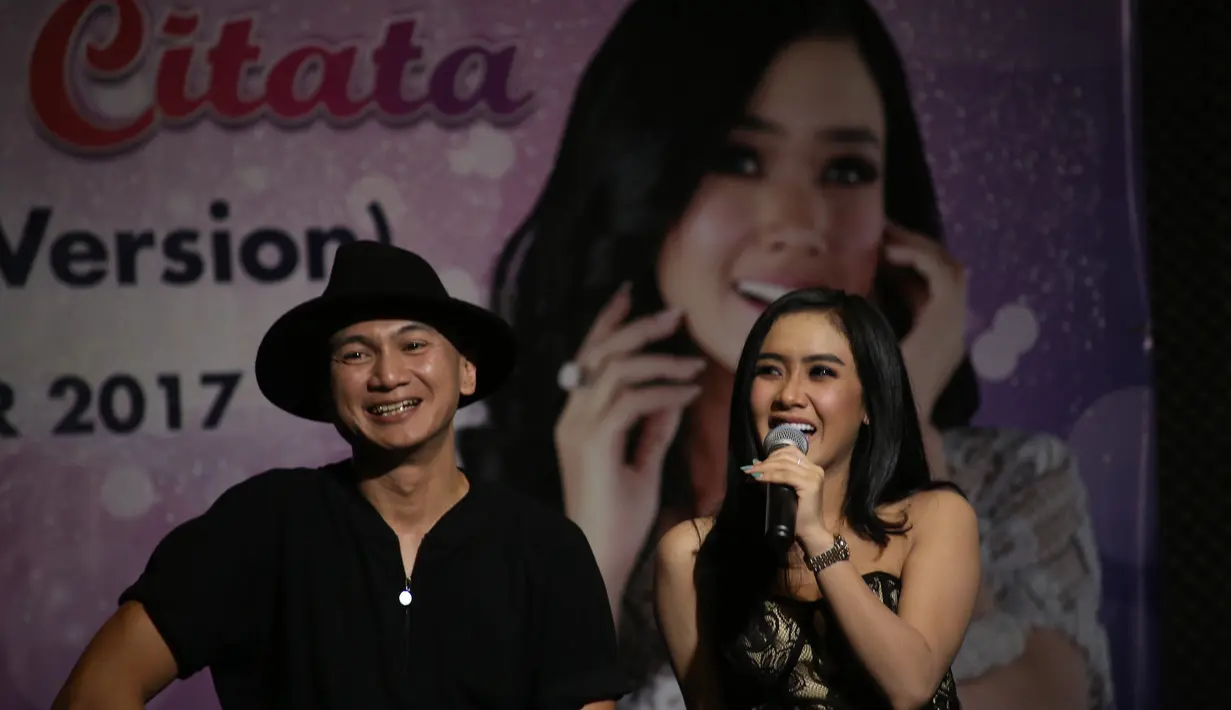 Bukan hal mudah bagi penyanyi yang melejit berkat lagu Sakitnya Tuh Disini itu bisa mendaur ulang lagu tersebut. Beberapa pihak sebelumnya telah meminta izin untuk bisa mendaur ulang lagu Dia. (Nurwahyunan/Bintang.com)