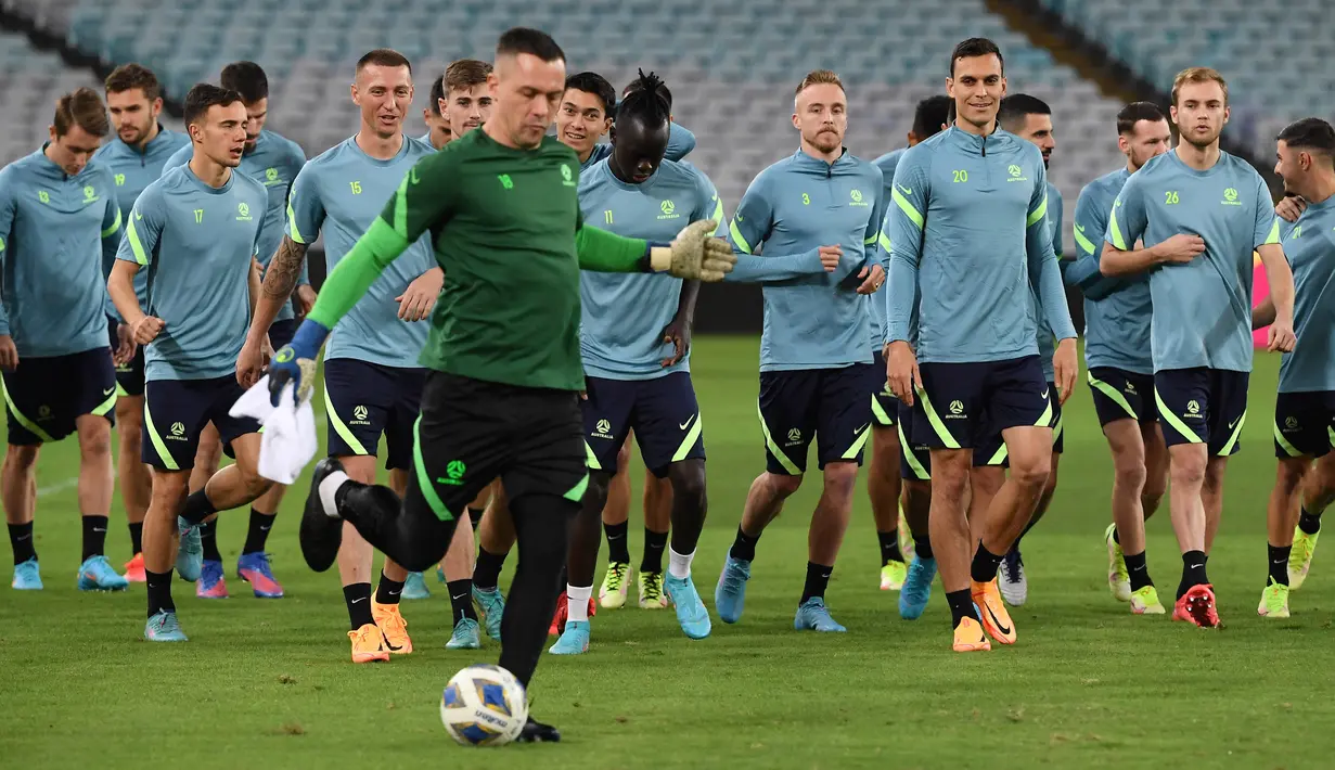 Para pemain Australia menghadiri sesi latihan sehari menjelang Kualifikasi Piala Dunia 2022 zona Asia di Stadium Australia, Rabu (23/3/2022). Big match Australia vs Jepang akan digelar di Stadion Australia, pada Kamis, 24 Maret 2022. (SAEED KHAN / AFP)