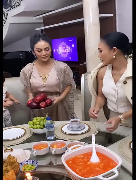 Mulai dari es, gorengan, hingga buah-buahan disiapkan untuk menu buka bersama. Yuni juga terlihat bersama dengan dua anaknya. [Instagram/yunishara36]