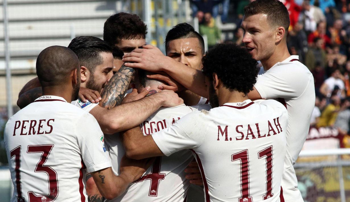 Para pemain AS Roma merayakan gol Radja Nainggolan (tengah) saat melawan Crotone pada lanjutan Serie A di Ezio Scida stadium, Crotone, Italy (12/2/2017).  AS Roma menang 2-0. (Albano Angilletta/ANSA via AP)