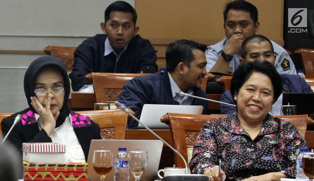 Kepala BPHN, Enny Nurbaningsih (kiri) saat rapat RUU KUHP dengan Komisi III DPR, Jakarta, Senin (5/28). Rapat membahas isu yang masih tertunda seperti pasal terkait pidana mati, penghinaan kepala negara,  perzinaan dan LGBT. (Liputan6.com/Johan Tallo)